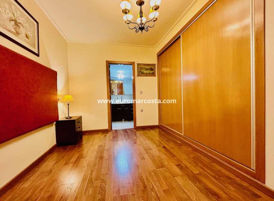 Sale - Apartment / flat - Torrevieja - Center