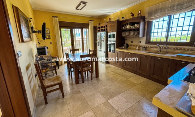 Sale - Country house - Orihuela