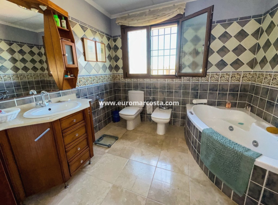 Sale - Country house - Orihuela