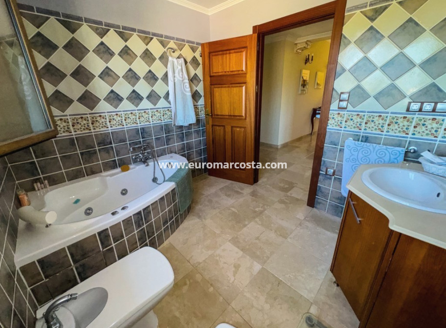 Sale - Country house - Orihuela