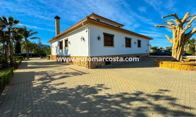 Sale - Country house - Orihuela