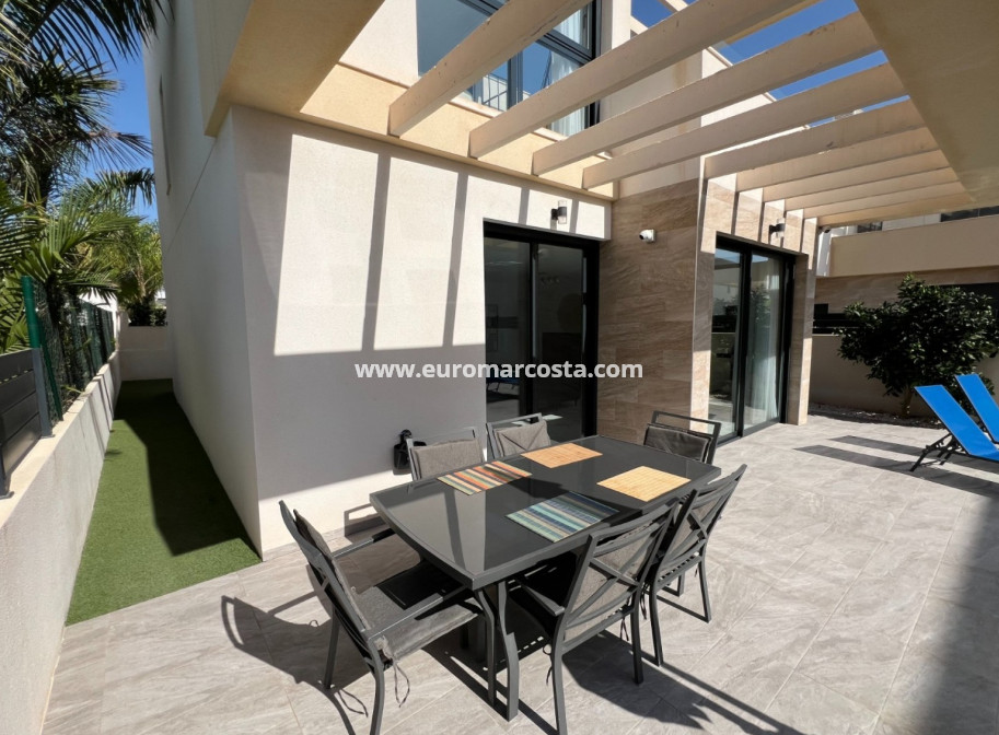 Venta - Detached House / Villa - Los Montesinos