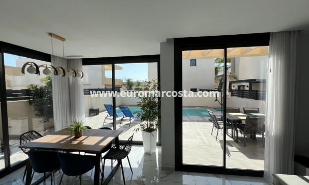 Venta - Detached House / Villa - Los Montesinos