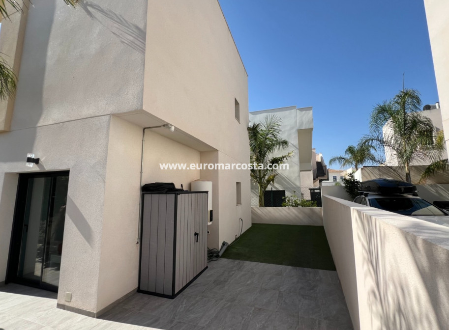 Venta - Detached House / Villa - Los Montesinos