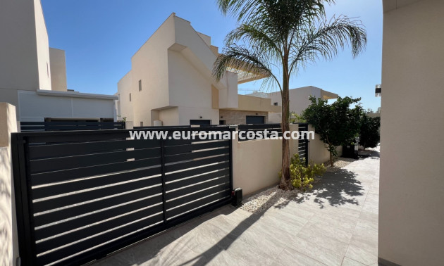 Venta - Detached House / Villa - Los Montesinos