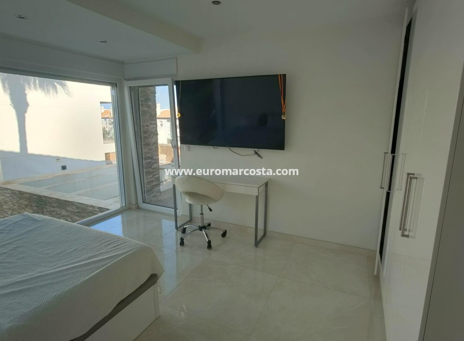 Sale - Villa - Orihuela Costa