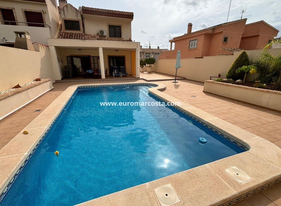 Sale - Detached House / Villa - Torrevieja