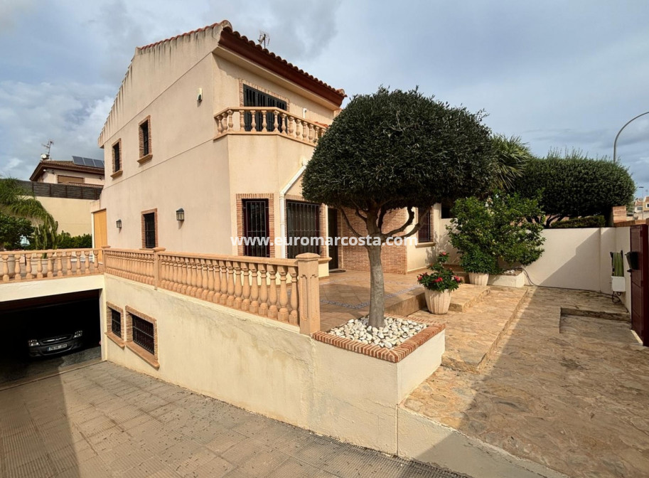 Sale - Detached House / Villa - Torrevieja