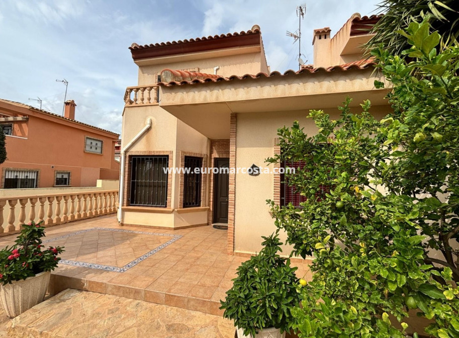 Sale - Detached House / Villa - Torrevieja