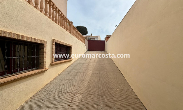 Sale - Detached House / Villa - Torrevieja