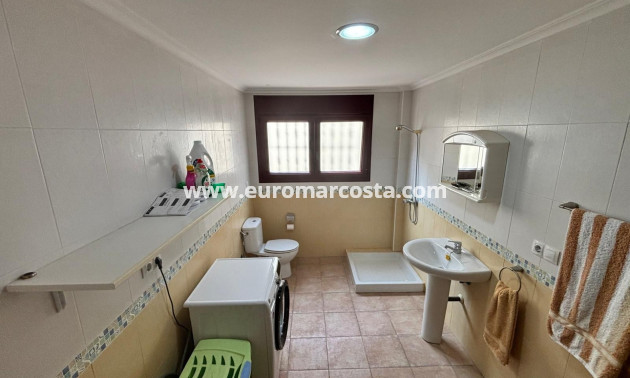 Sale - Detached House / Villa - Torrevieja