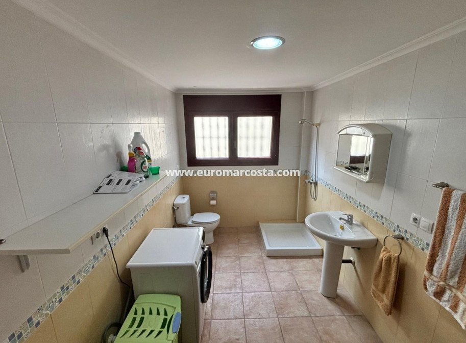 Sale - Detached House / Villa - Torrevieja