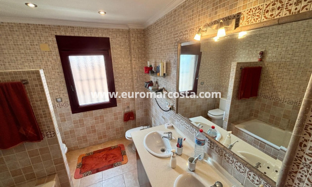 Sale - Detached House / Villa - Torrevieja