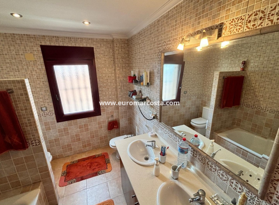 Sale - Detached House / Villa - Torrevieja