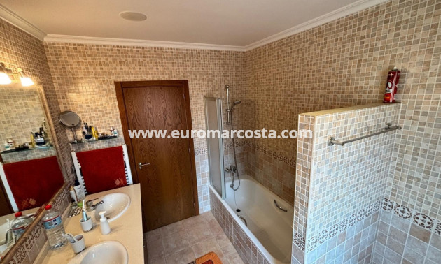 Sale - Detached House / Villa - Torrevieja