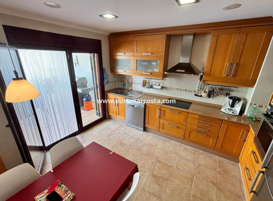 Sale - Detached House / Villa - Torrevieja