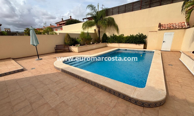 Sale - Detached House / Villa - Torrevieja