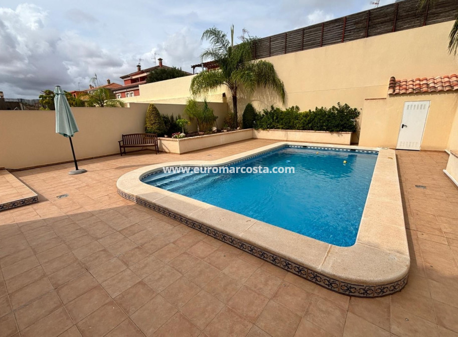 Sale - Detached House / Villa - Torrevieja