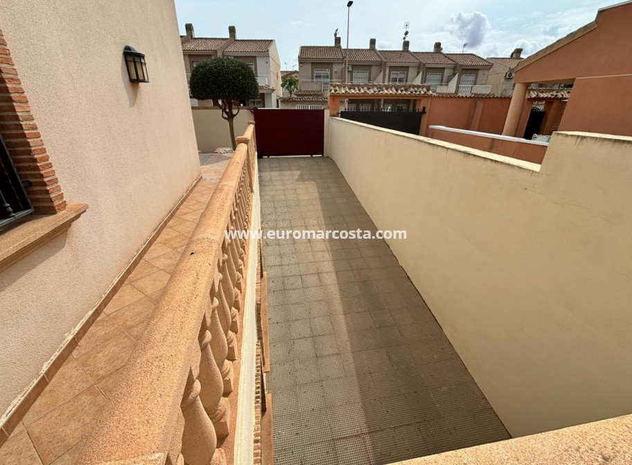 Sale - Detached House / Villa - Torrevieja