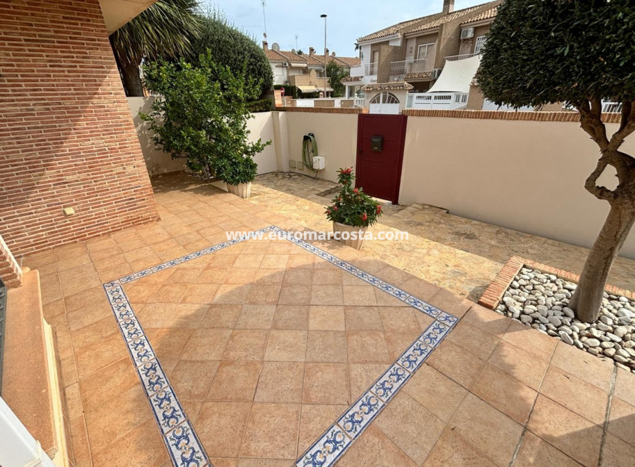 Sale - Detached House / Villa - Torrevieja