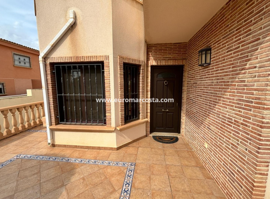 Sale - Detached House / Villa - Torrevieja