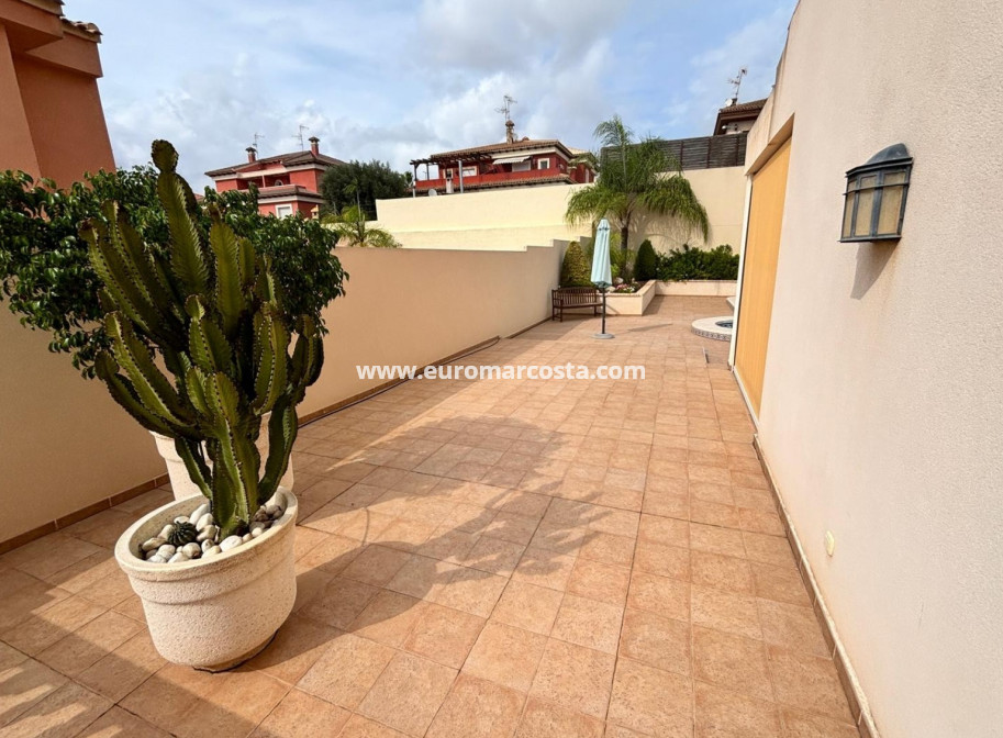 Sale - Detached House / Villa - Torrevieja