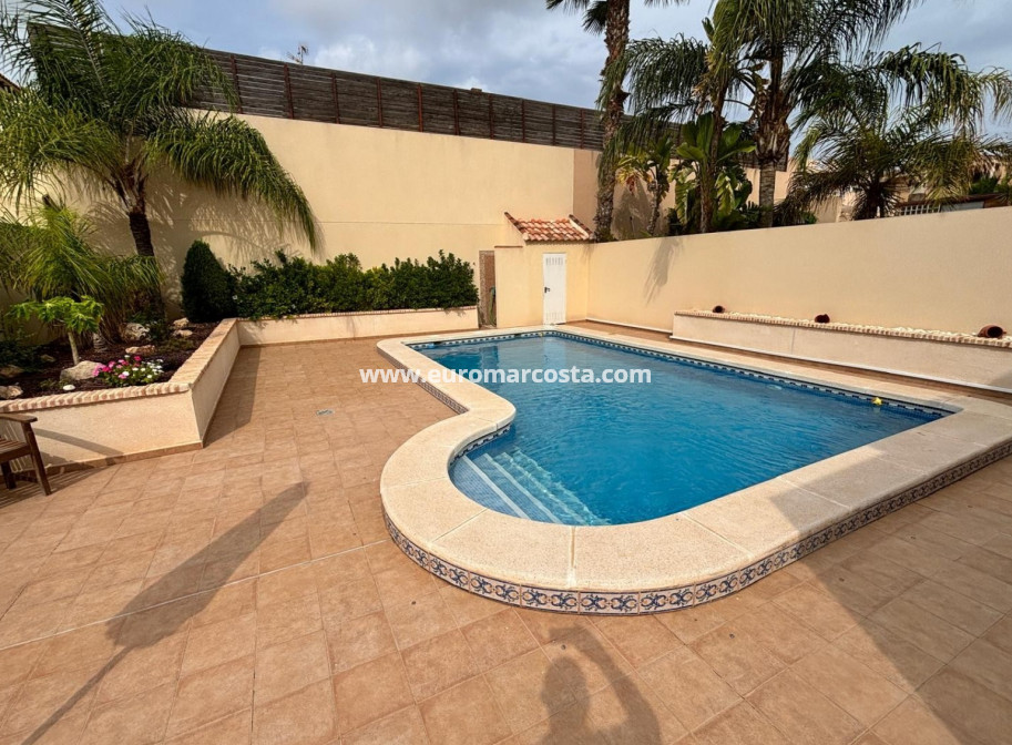 Sale - Detached House / Villa - Torrevieja