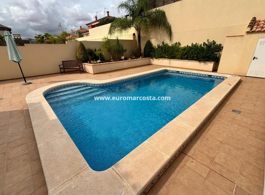 Sale - Detached House / Villa - Torrevieja