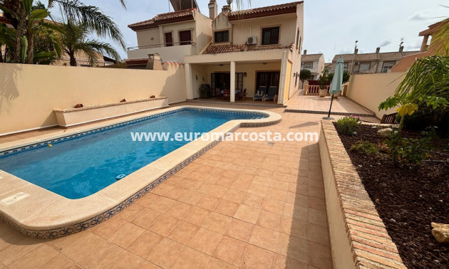 Sale - Detached House / Villa - Torrevieja