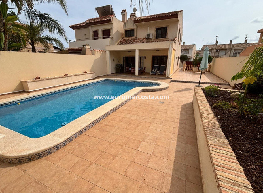 Sale - Detached House / Villa - Torrevieja