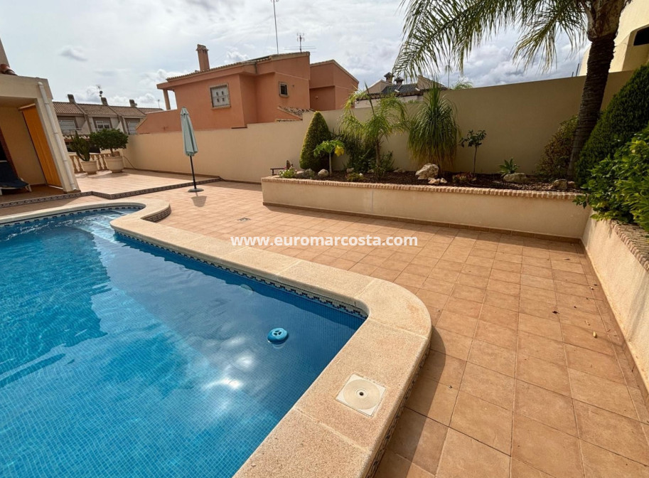 Sale - Detached House / Villa - Torrevieja