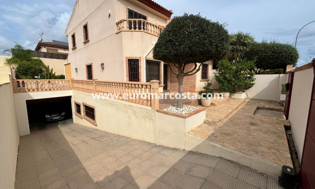 Sale - Detached House / Villa - Torrevieja