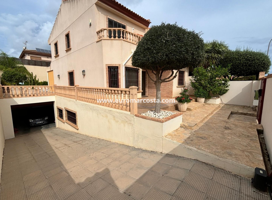 Sale - Detached House / Villa - Torrevieja