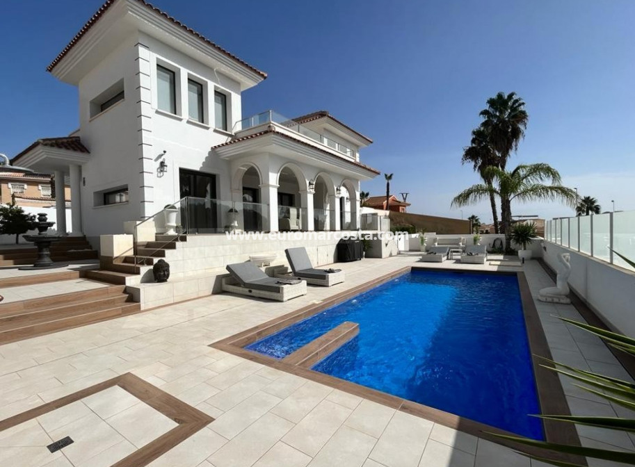 Sale - Detached House / Villa - Ciudad Quesada