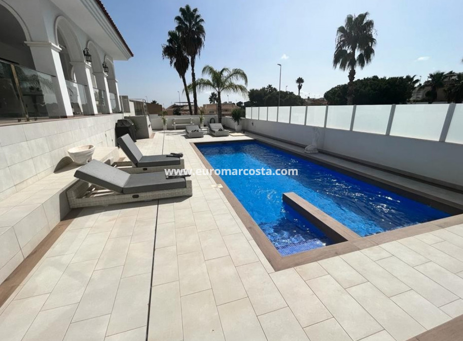 Sale - Detached House / Villa - Ciudad Quesada