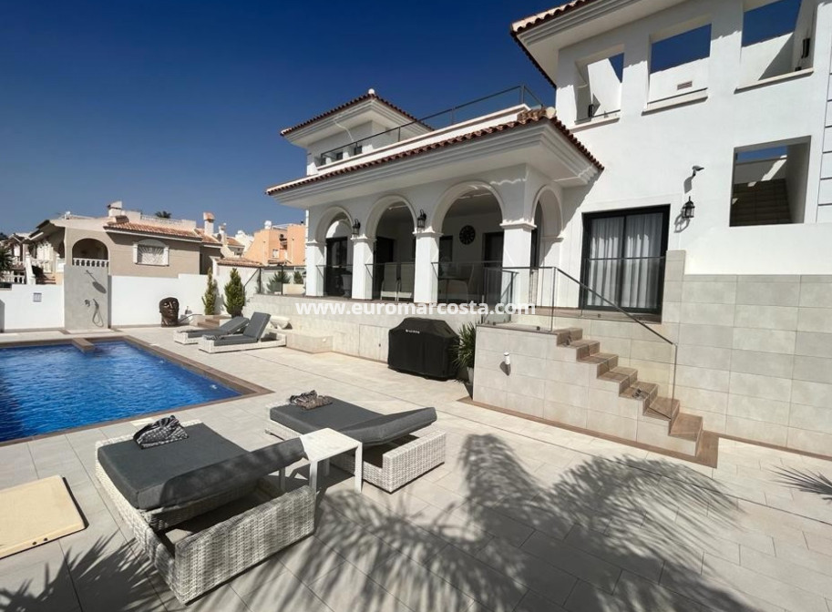 Sale - Detached House / Villa - Ciudad Quesada