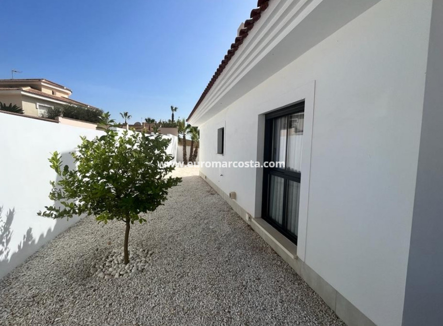 Sale - Detached House / Villa - Ciudad Quesada