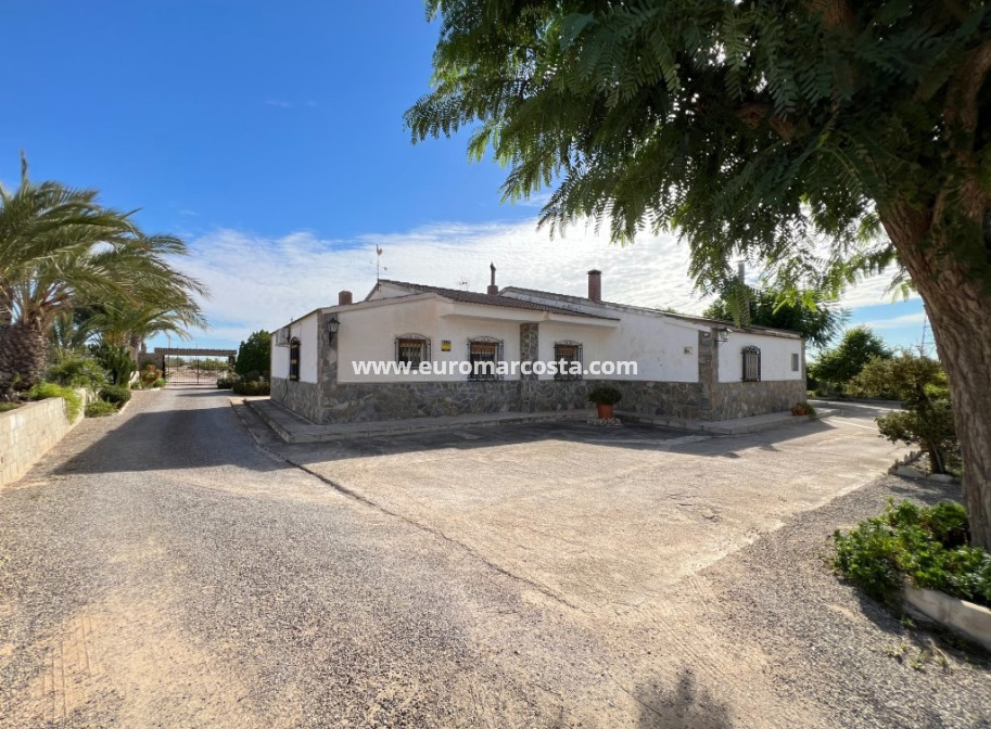 Sale - Country house - Albatera