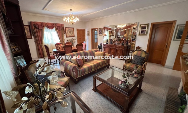 Sale - Country house - Albatera