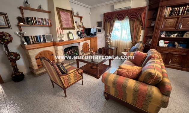 Sale - Country house - Albatera