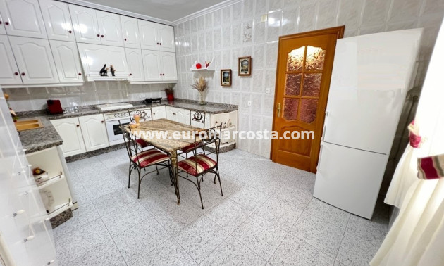 Sale - Country house - Albatera