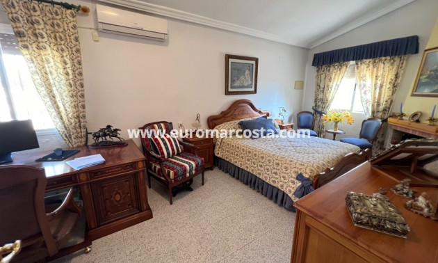 Sale - Country house - Albatera