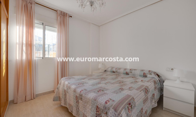 Sale - Chalet - Torrevieja - Pueblo - Centro