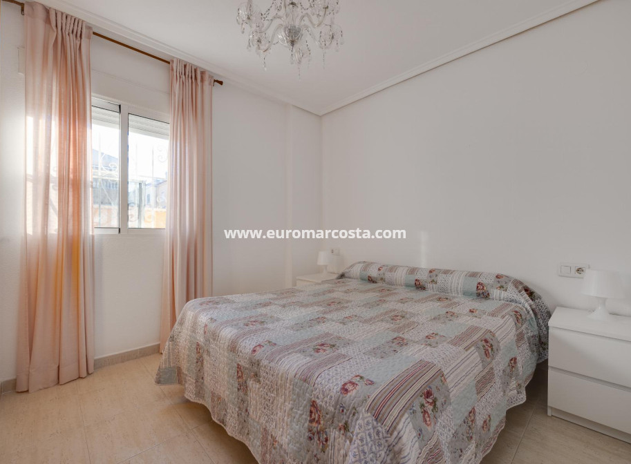 Sale - Chalet - Torrevieja - Pueblo - Centro