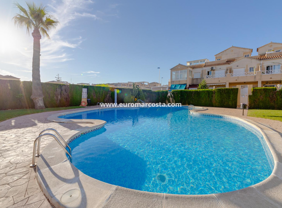 Sale - Chalet - Torrevieja - Pueblo - Centro