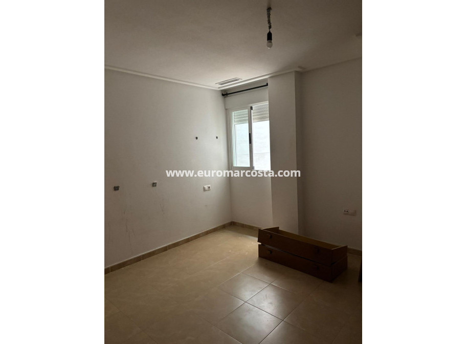 Sale - Apartment / flat - Almoradi - Centro urbano 2