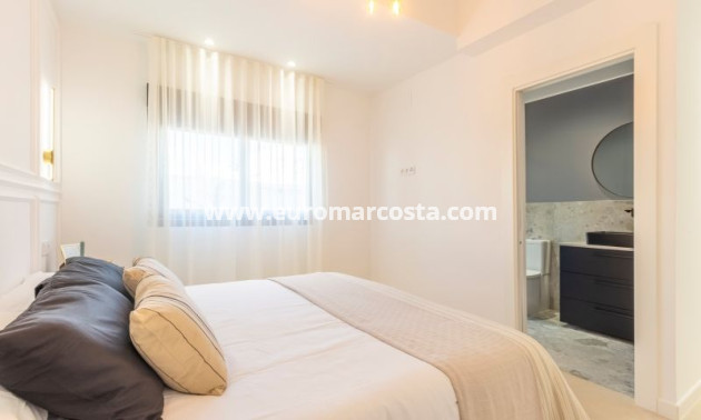 Sale - Villa - Torrevieja - TORREVIEJA