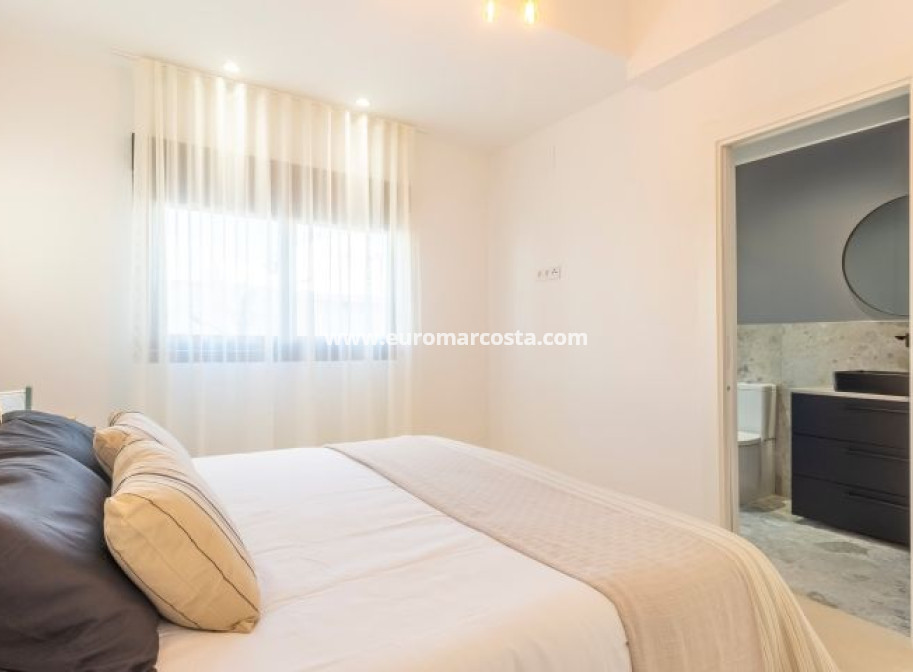 Sale - Villa - Torrevieja - TORREVIEJA