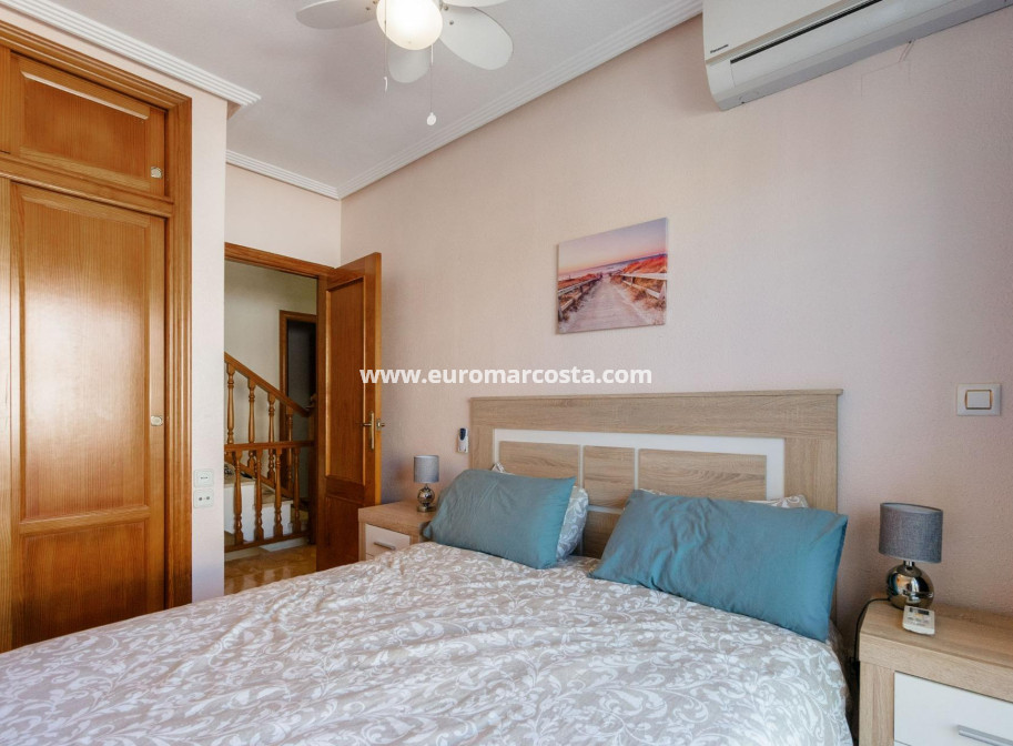 Sale - Villa - Torrevieja - Aguas Nuevas