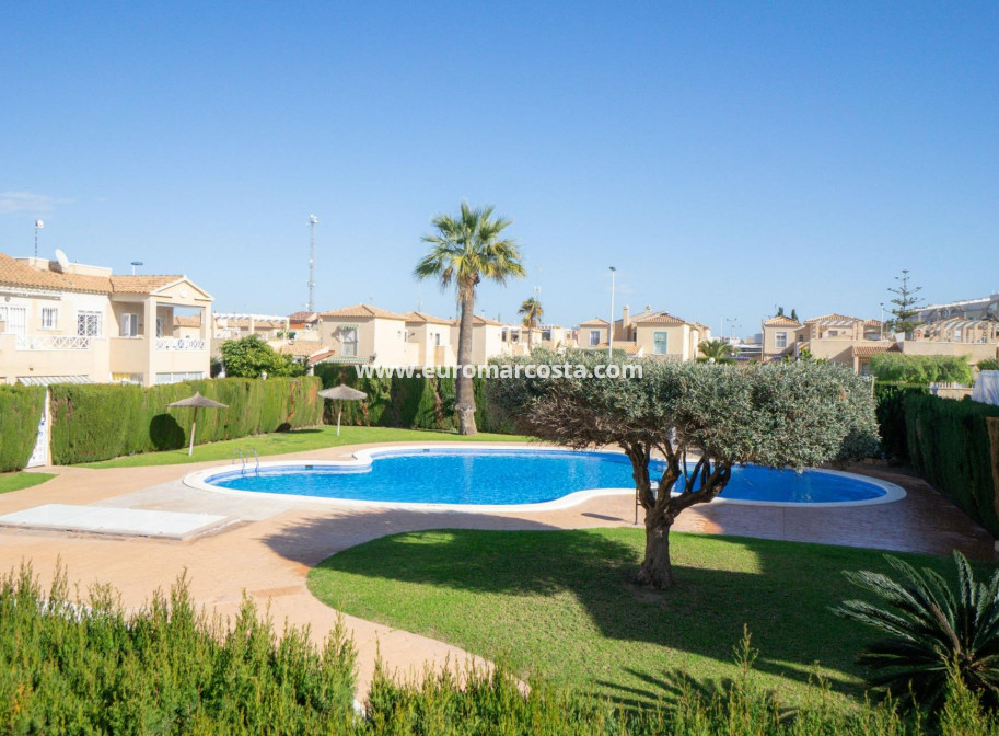 Sale - Villa - Torrevieja - Aguas Nuevas